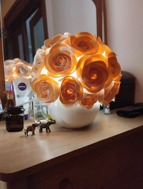 Декоративна лампа Букет троянд в керамічному кашпо