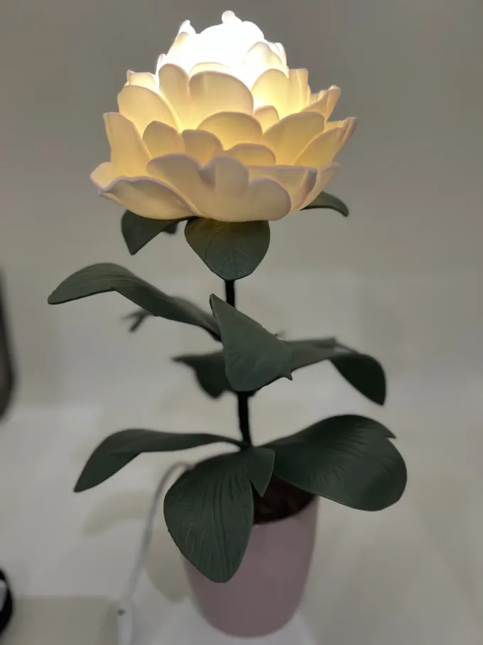 Декоративна лампа Півонія в білому кольорі