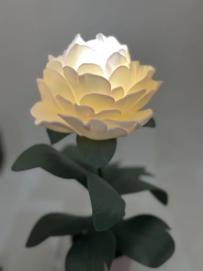 Декоративна лампа Півонія в білому кольорі