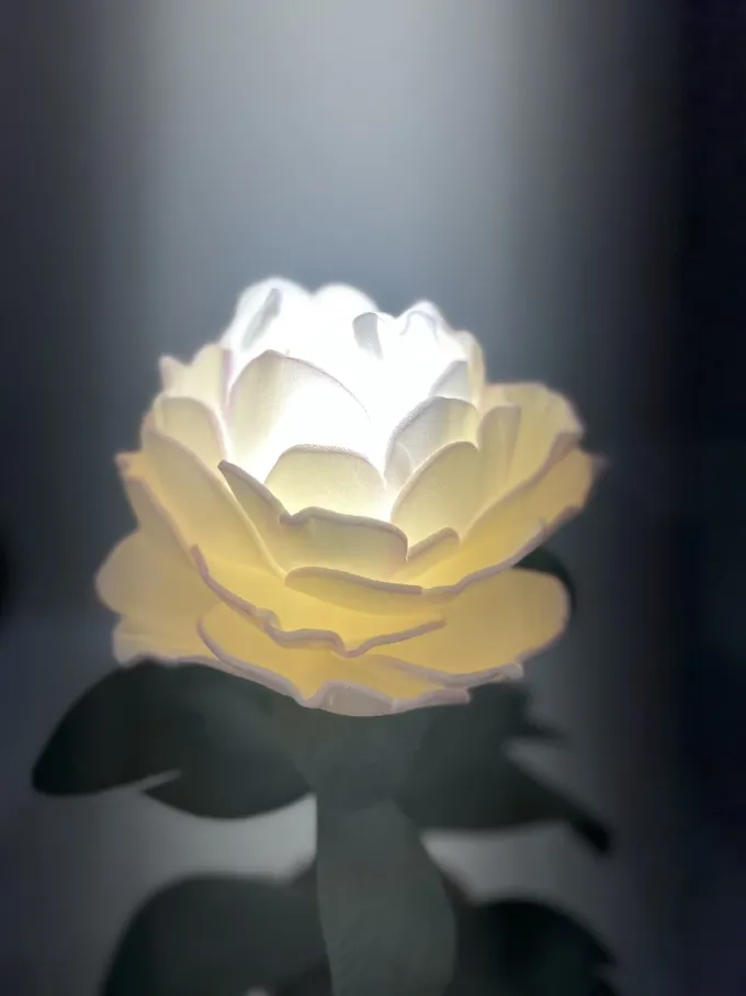 Декоративна лампа Півонія в білому кольорі