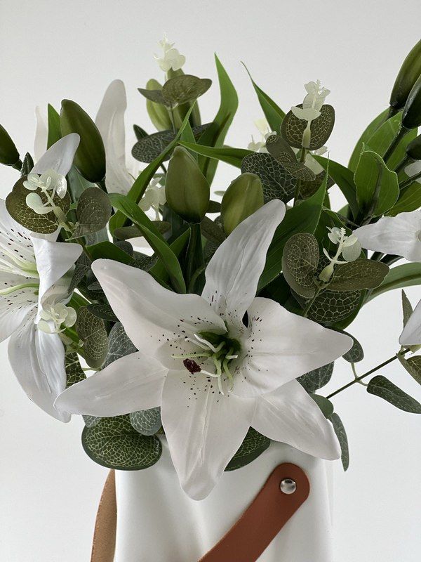 Композиция из латексных лилий