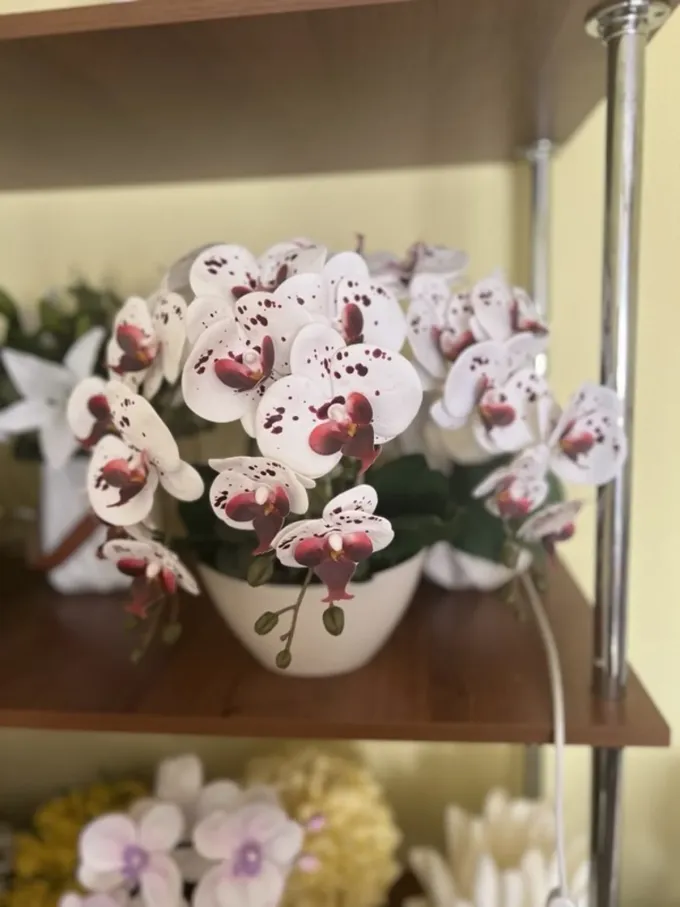 Композиція з латексних орхідей на 3 гілочки