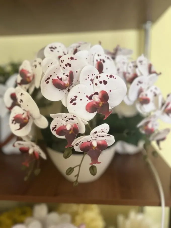 Композиція з латексних орхідей на 3 гілочки